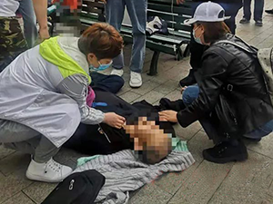 哈爾濱江畔男子暈倒，路遇一幫徒步的護士，還帶了急救包……